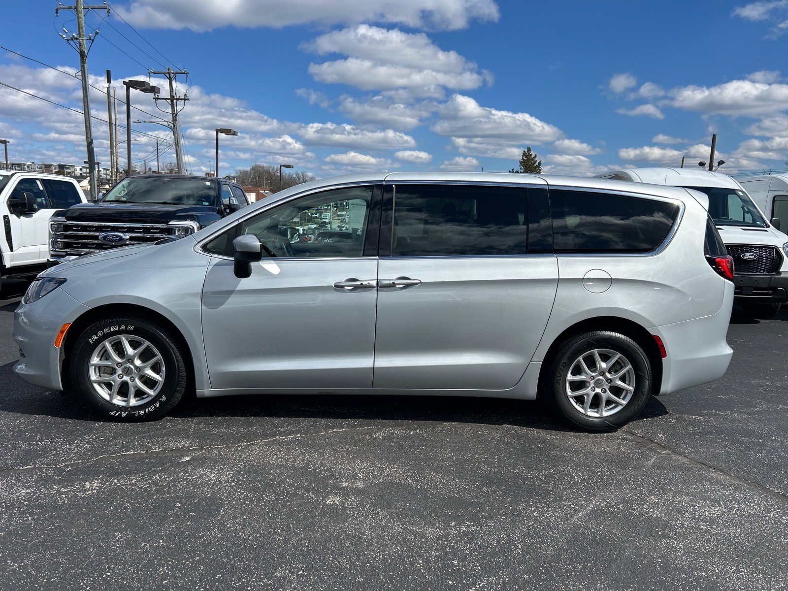 Used 2022 Chrysler Voyager LX image 4