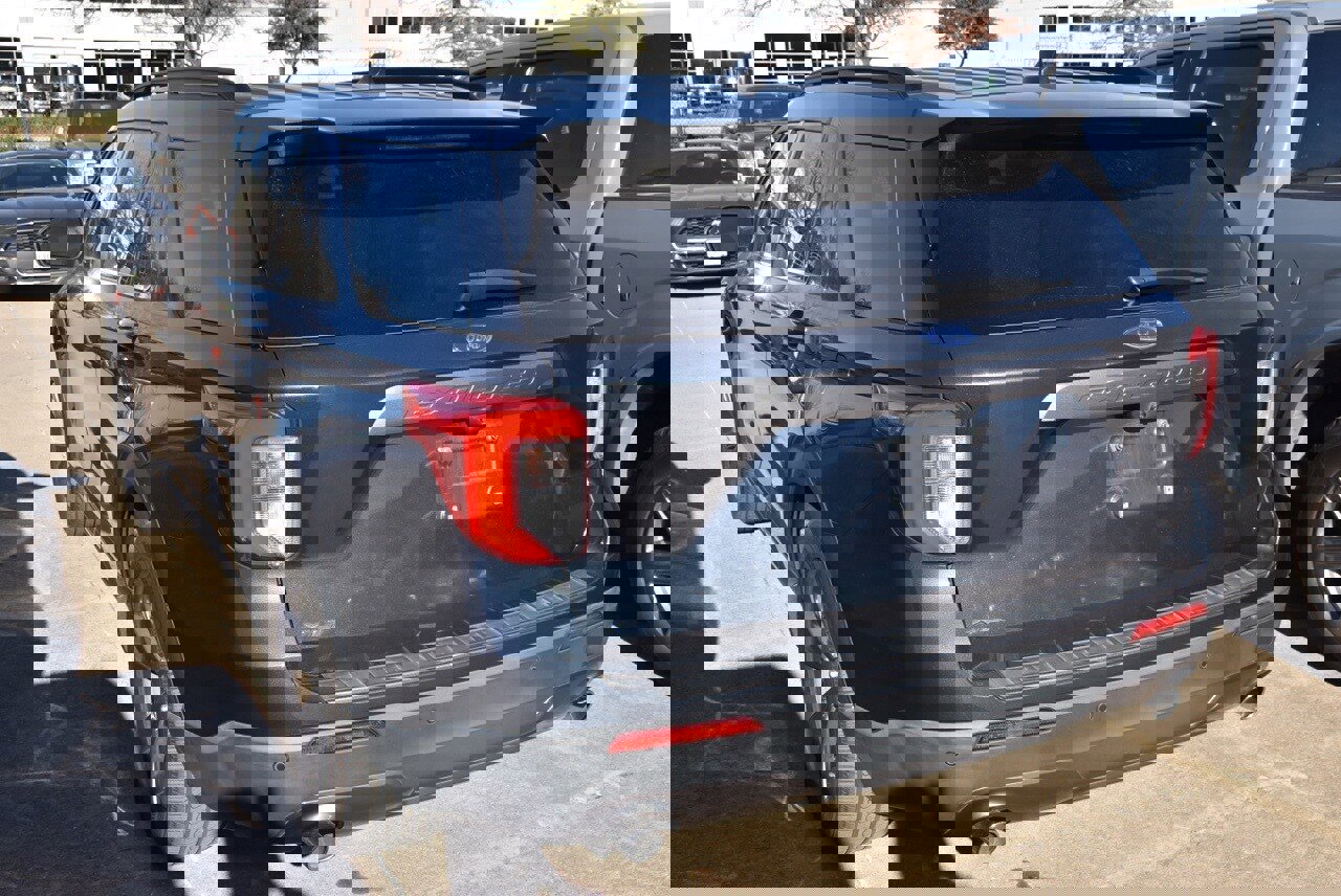 Certified 2022 Ford Explorer XLT w/ Equipment Group 202A image 3