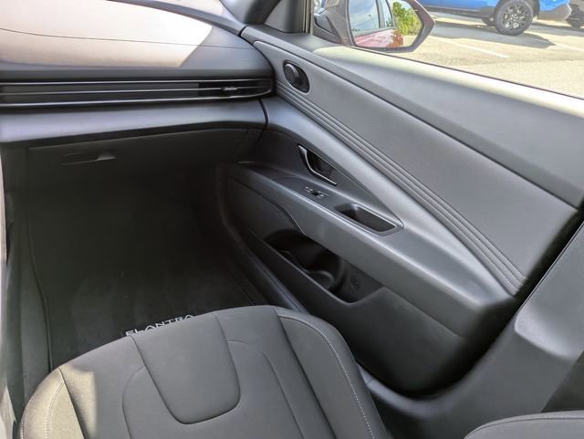 Used 2025 Hyundai Elantra Sport image 16
