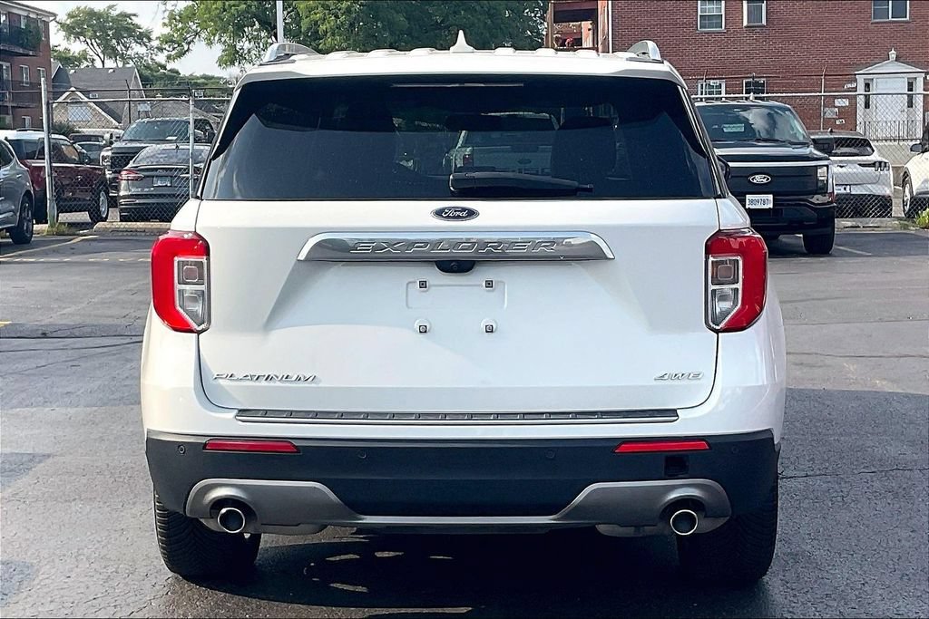Certified 2023 Ford Explorer Platinum w/ Technology Package AWD/4WD image 3