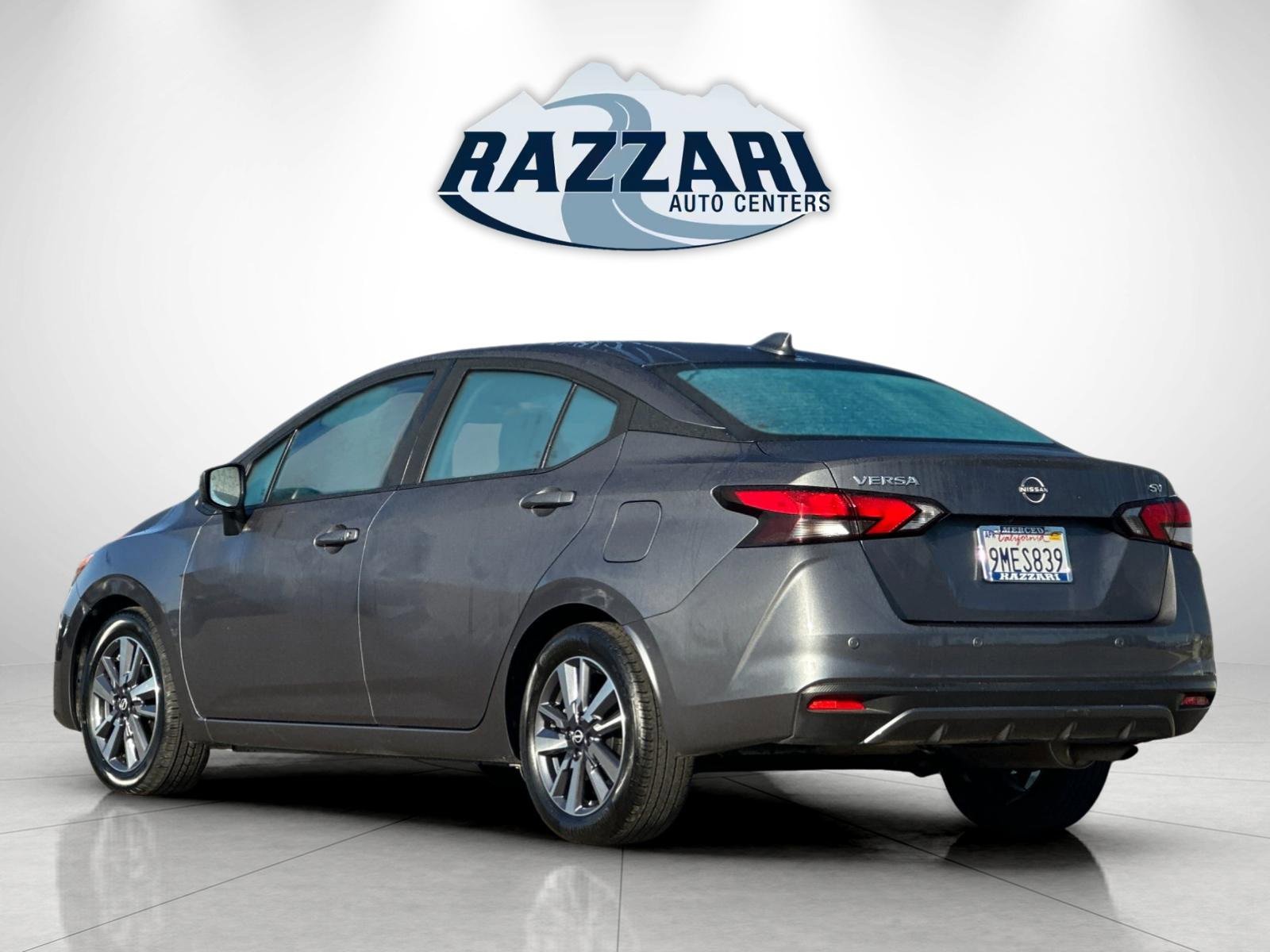 Used 2023 Nissan Versa SV image 3