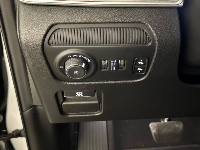 Used 2024 Jeep Wagoneer L Series II w/ Flexible Seating Group RWD image 19