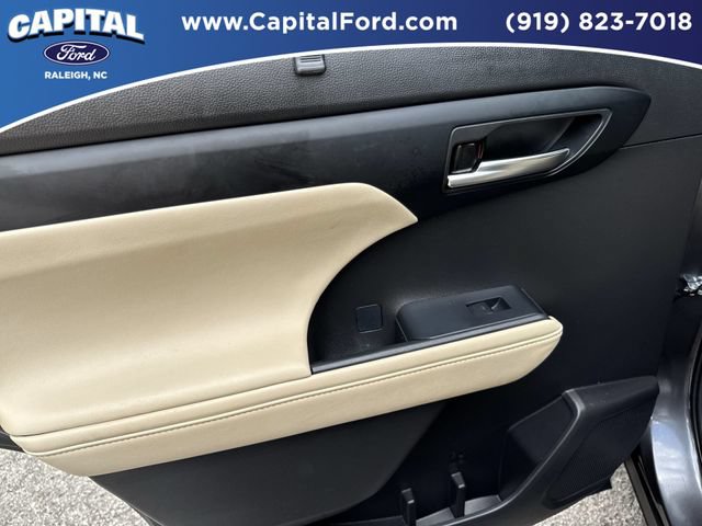 Used 2024 Toyota Highlander XLE AWD/4WD image 17