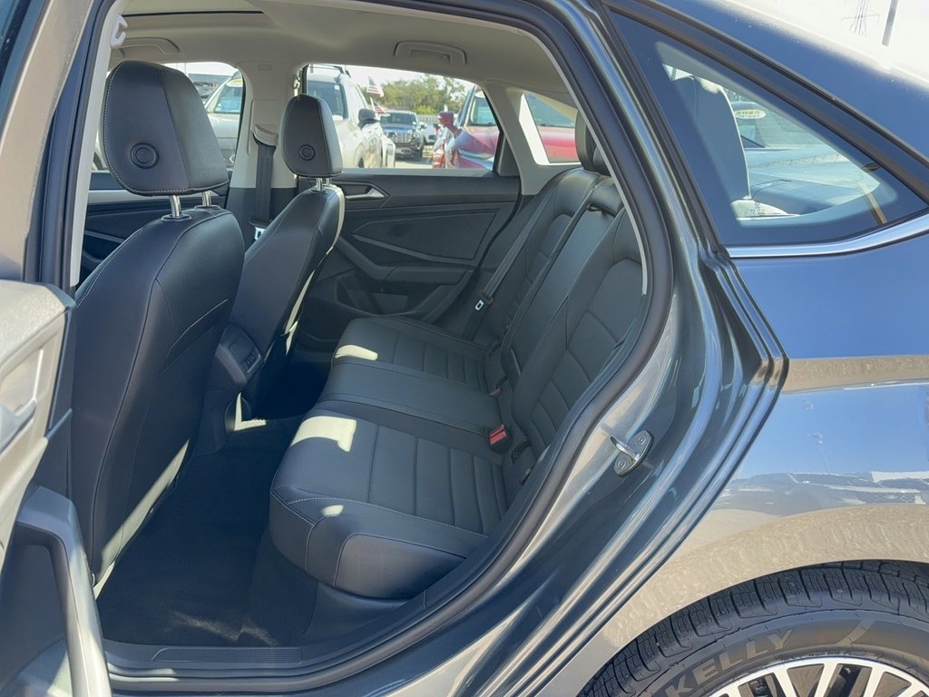 Used 2021 Volkswagen Jetta SE image 14