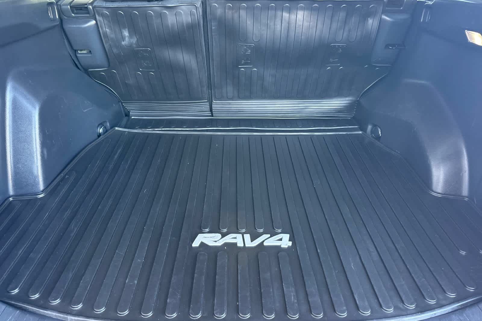 Used 2022 Toyota RAV4 LE AWD/4WD image 16