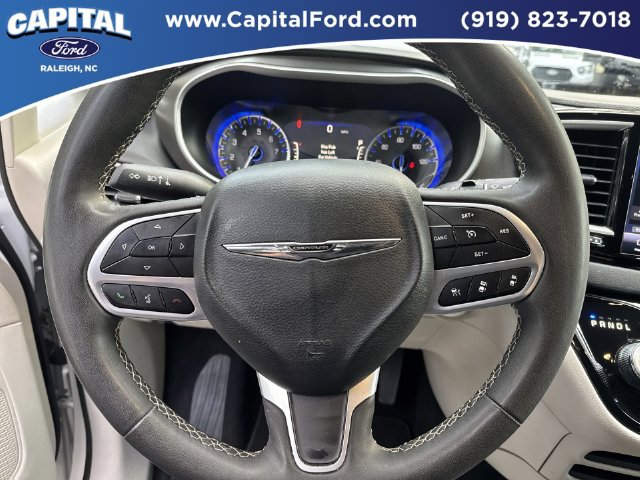 Used 2025 Chrysler Pacifica Select FWD image 23