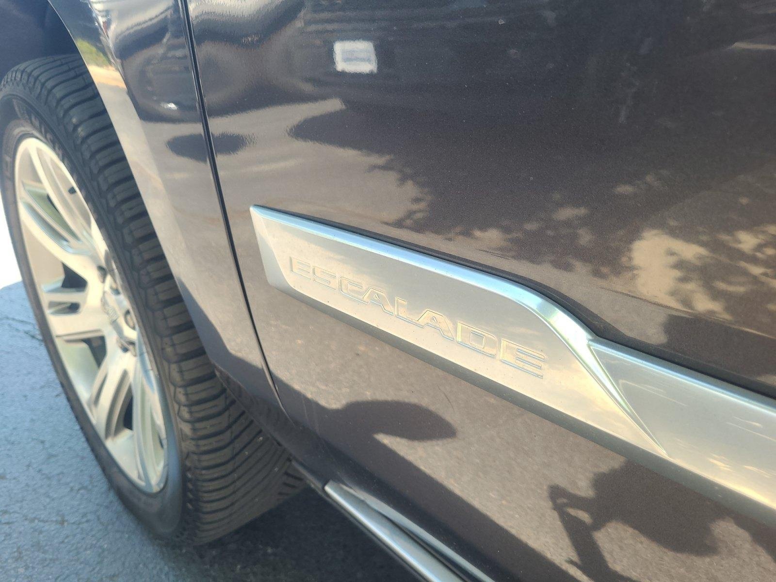 Used 2017 Cadillac Escalade Premium Luxury AWD/4WD image 24