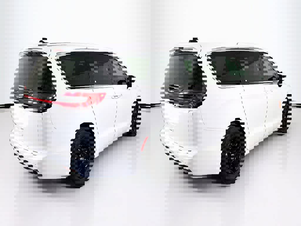 Used 2024 Chrysler Pacifica Touring-L image 5