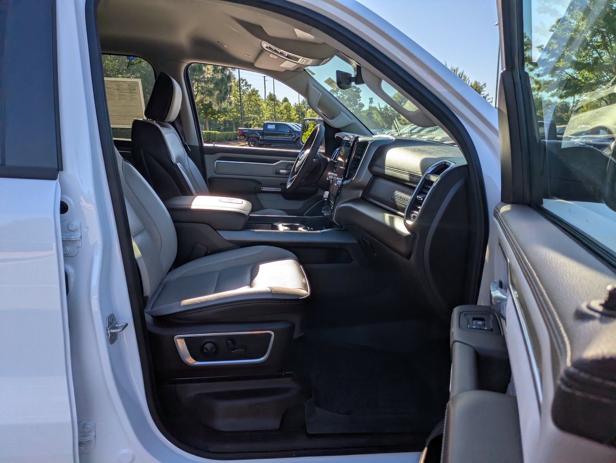 Used 2025 RAM 1500 Laramie AWD/4WD image 41