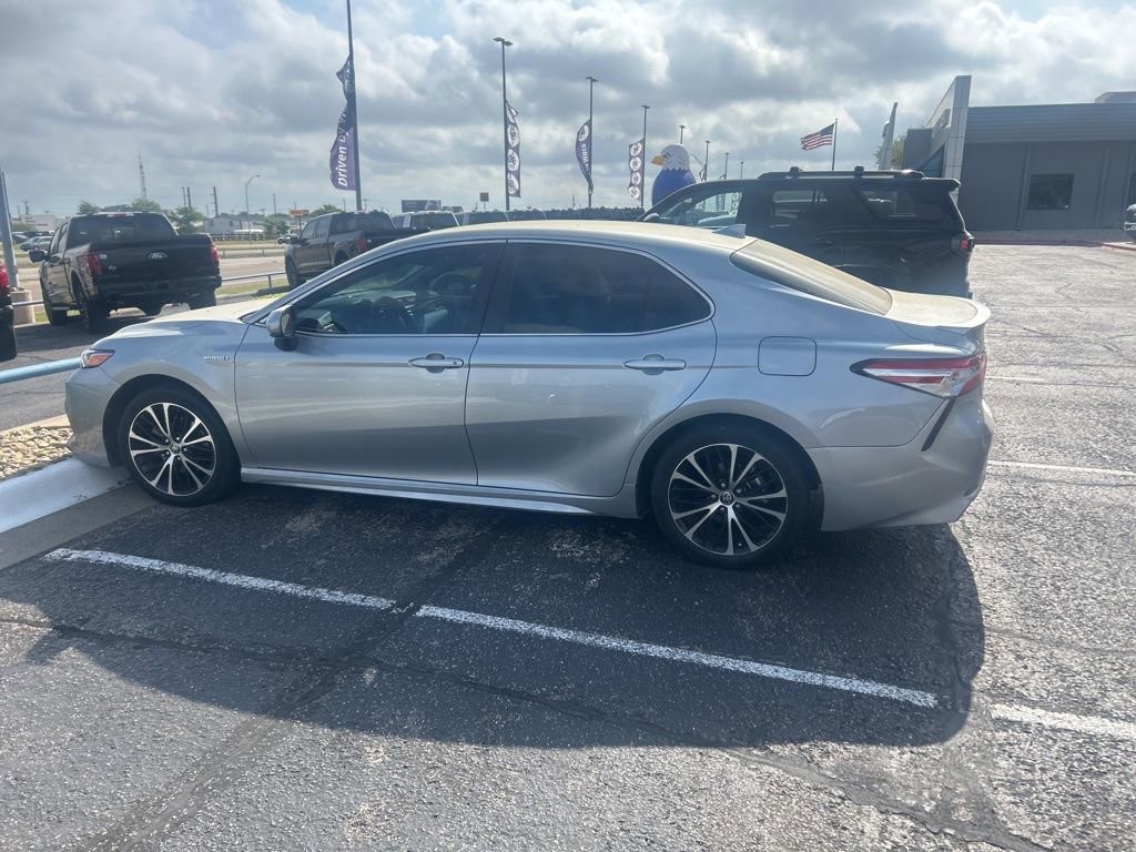 Used 2020 Toyota Camry SE image 4