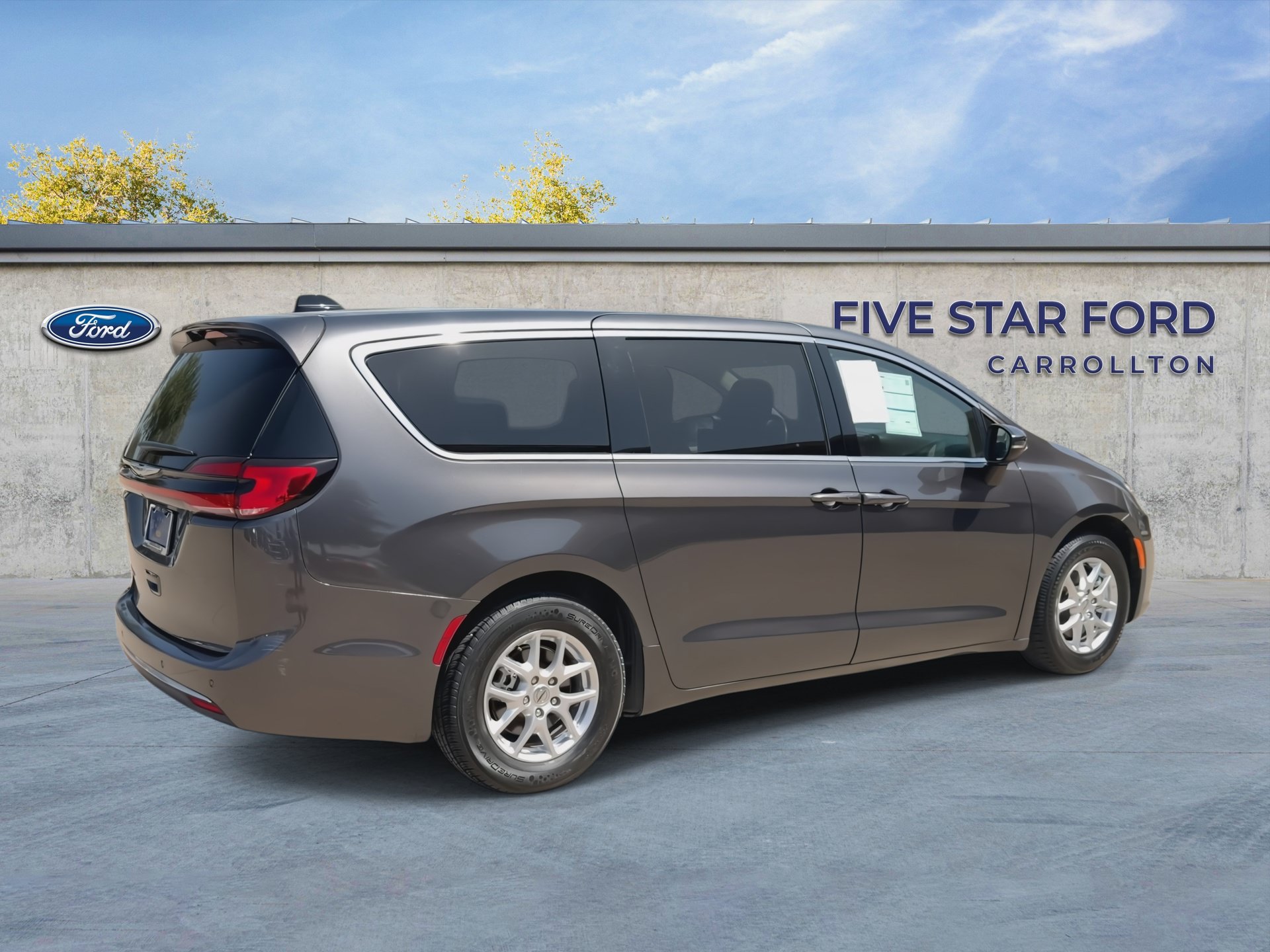 Used 2023 Chrysler Pacifica Touring-L FWD image 8
