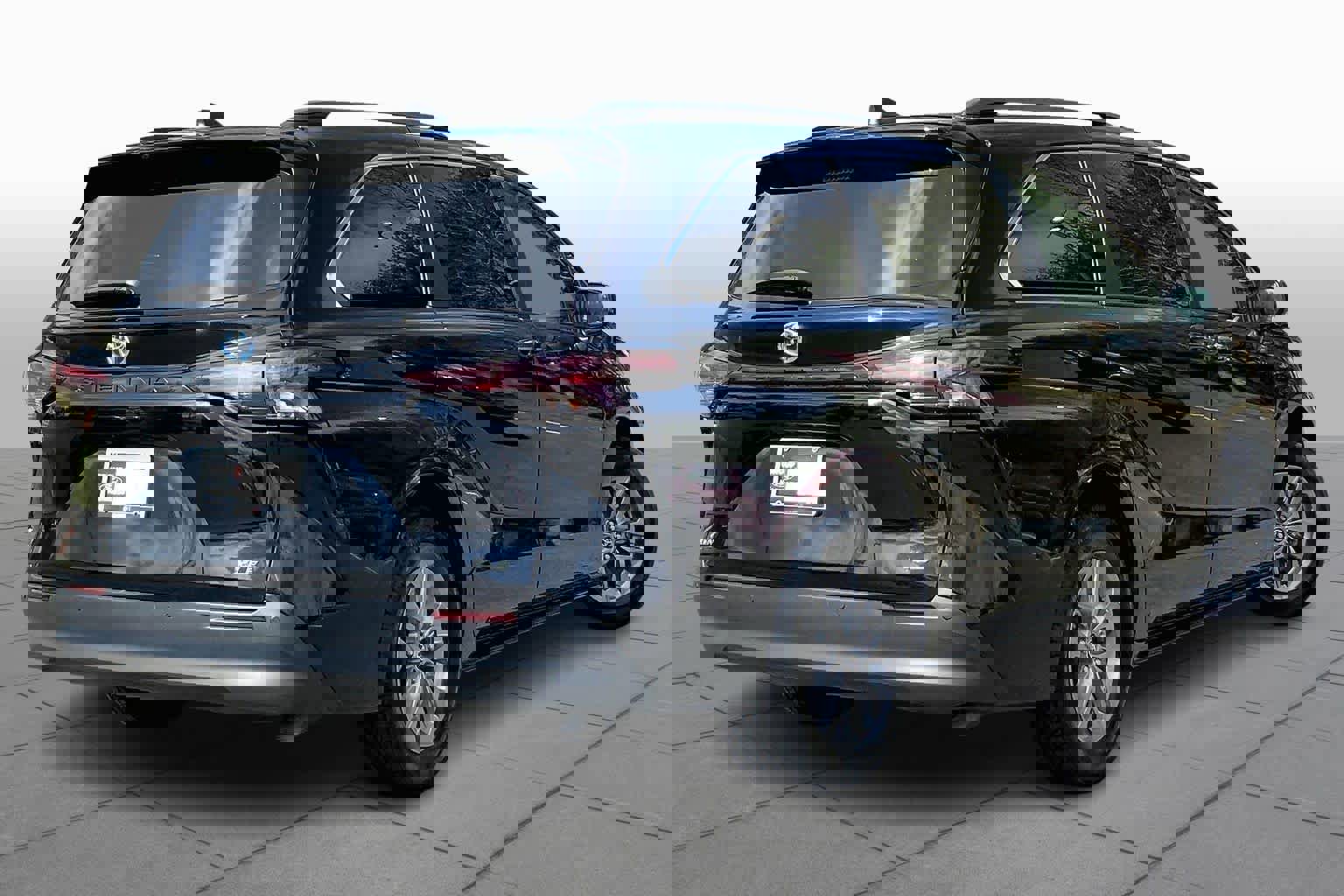 Used 2025 Toyota Sienna XLE image 4