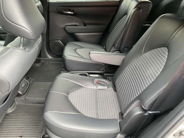 Used 2022 Toyota Highlander XSE image 16