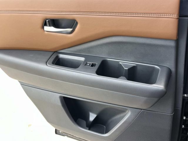 Used 2024 Nissan Pathfinder Platinum w/ Cargo Package image 20