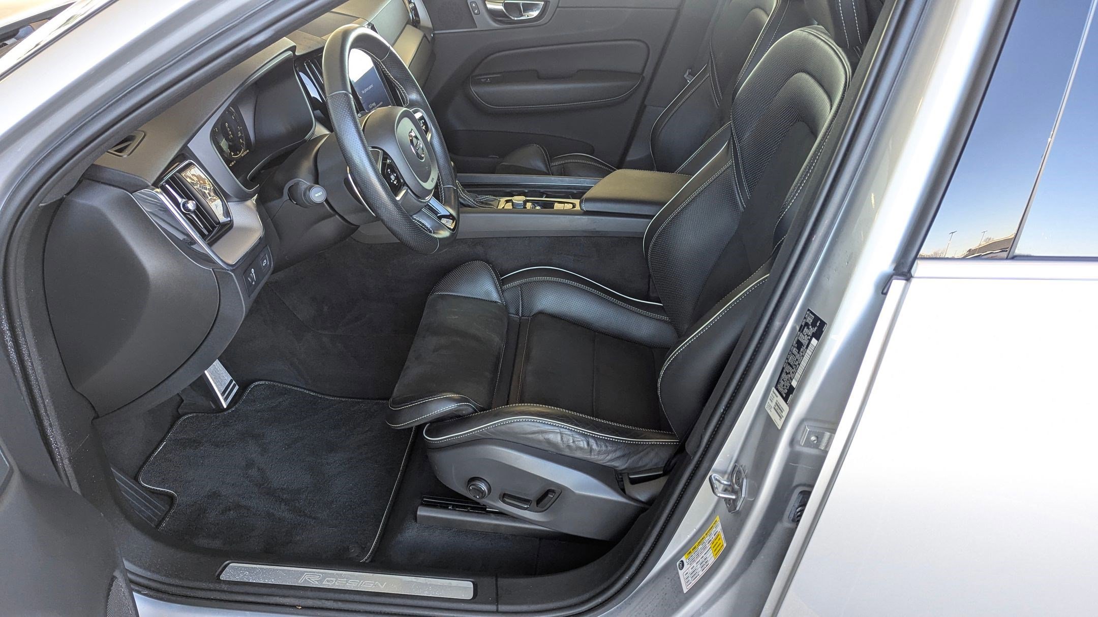 Used 2018 Volvo XC60 T6 R-Design w/ Convenience Package image 10