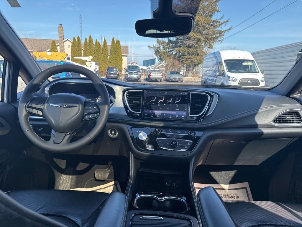 Used 2025 Chrysler Pacifica Limited image 39