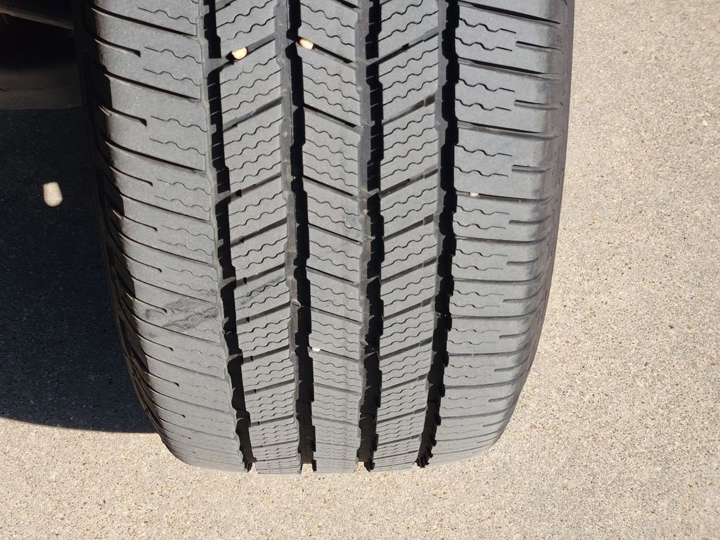 Used 2022 GMC Yukon SLT w/ SLT Premium Package image 11