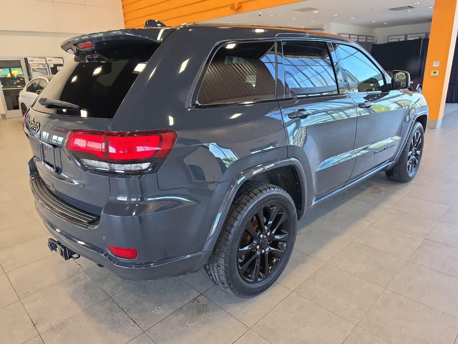 Used 2018 Jeep Grand Cherokee Altitude AWD/4WD image 7