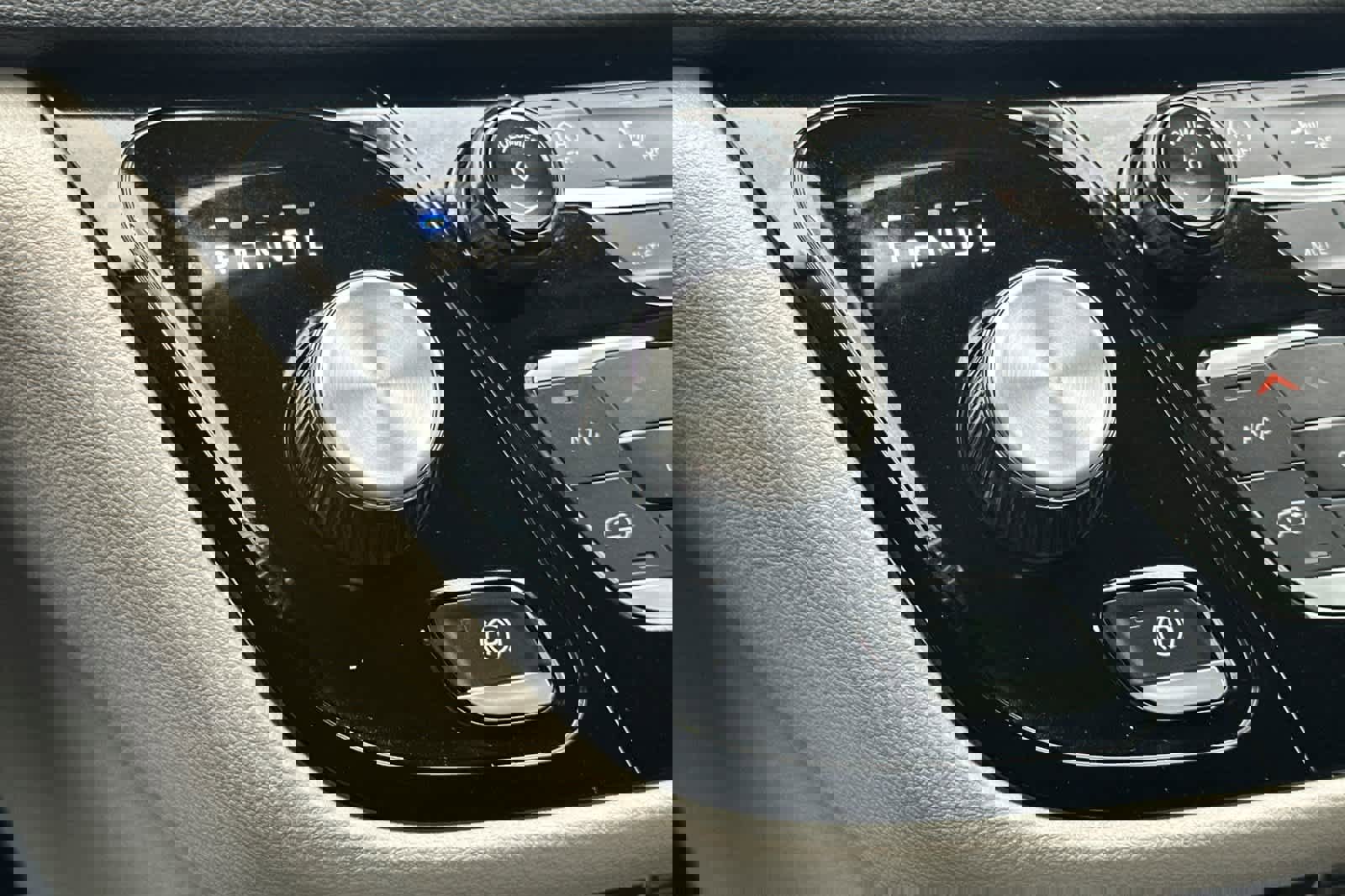 Used 2024 Chrysler Pacifica Touring-L image 22