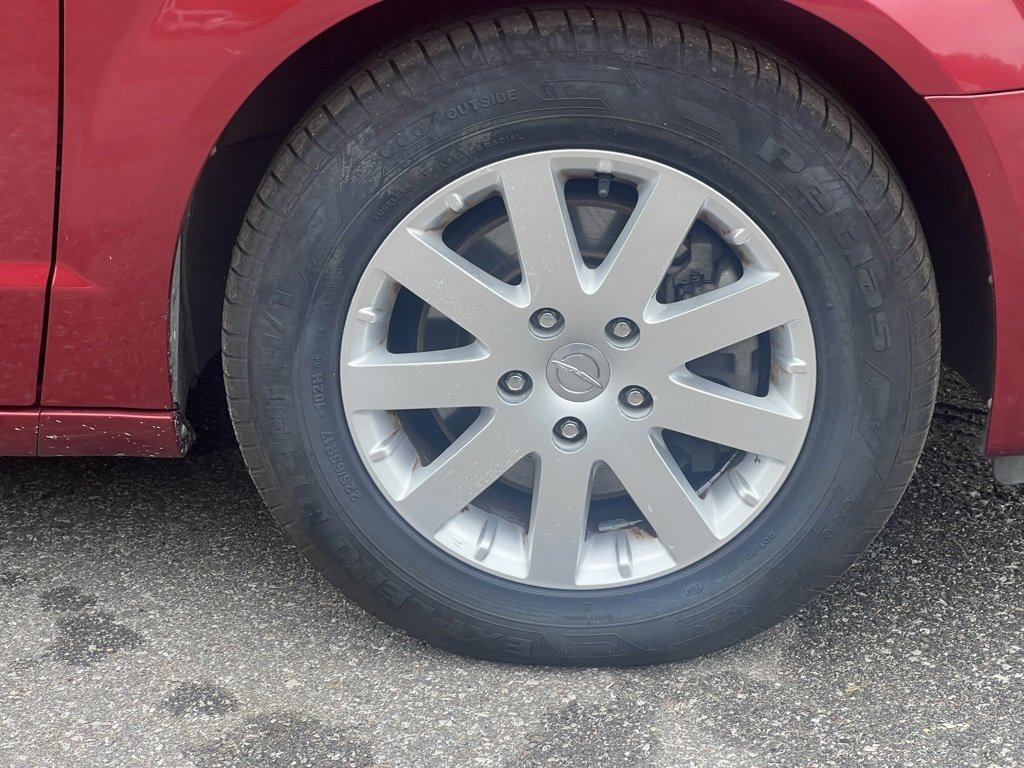 Used 2016 Chrysler Town & Country Touring image 16