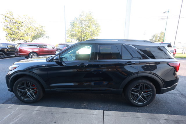 Certified 2025 Ford Explorer ST-Line w/ ST-Line Street Pack AWD/4WD image 7