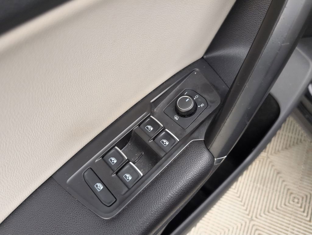 Used 2020 Volkswagen Tiguan SE w/ Panoramic Sunroof Package image 40