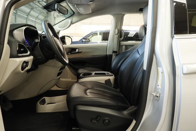 Used 2024 Chrysler Pacifica Touring-L FWD image 11