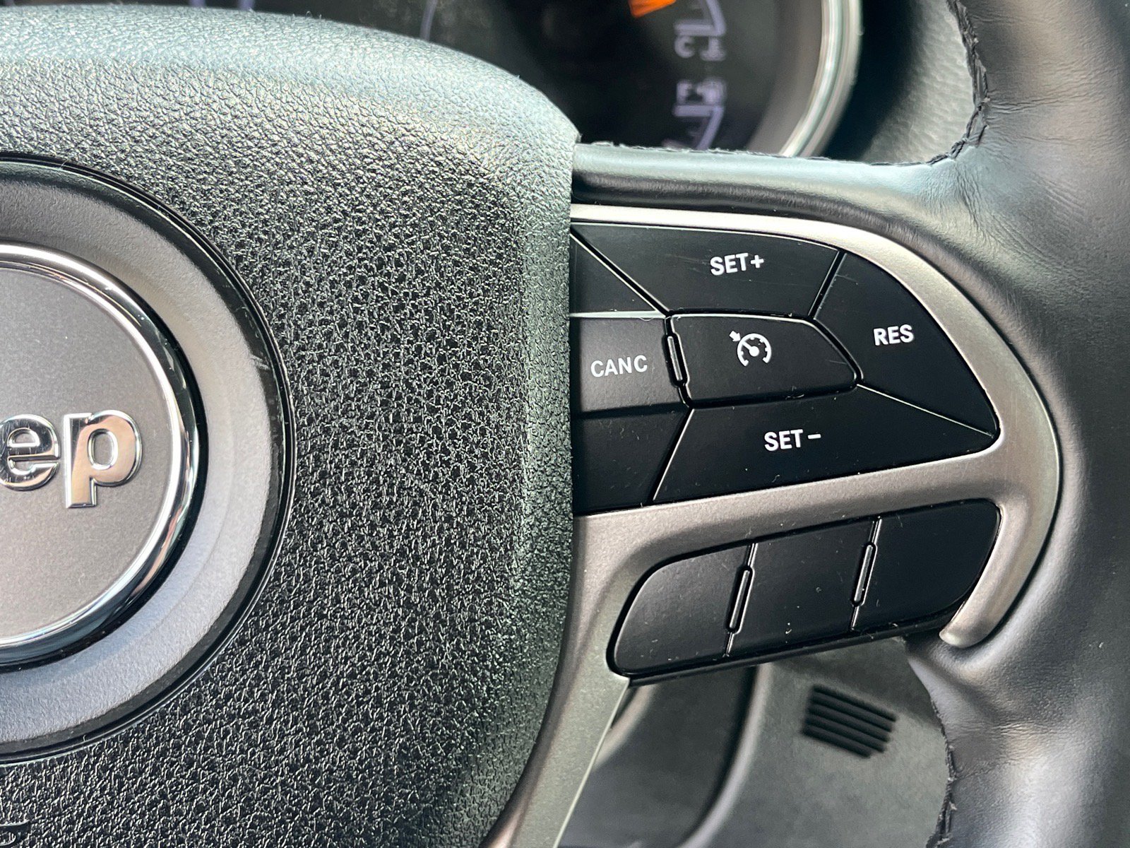 Used 2018 Jeep Grand Cherokee Altitude AWD/4WD image 16