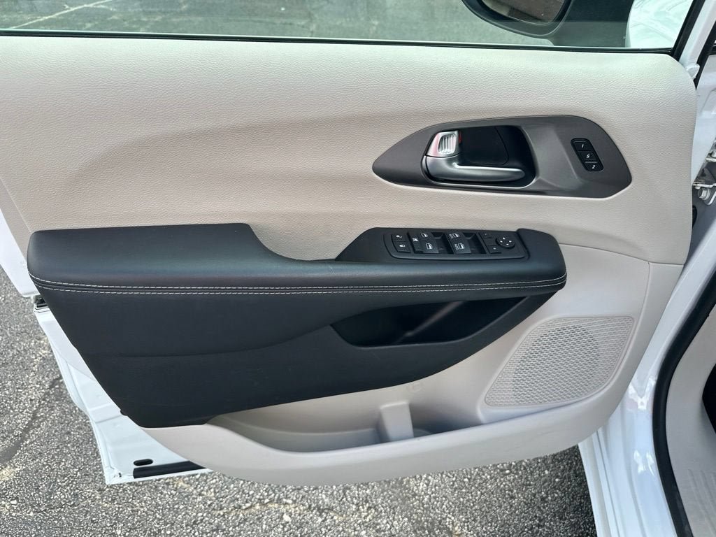 Used 2023 Chrysler Pacifica Touring-L FWD image 15