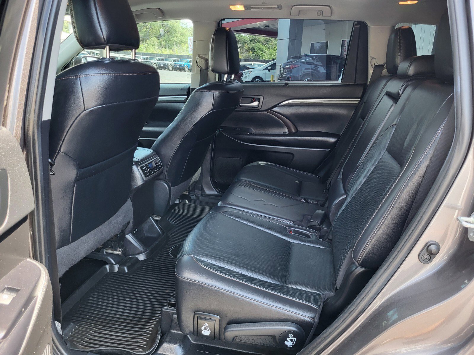 Used 2019 Toyota Highlander Limited Platinum FWD image 16
