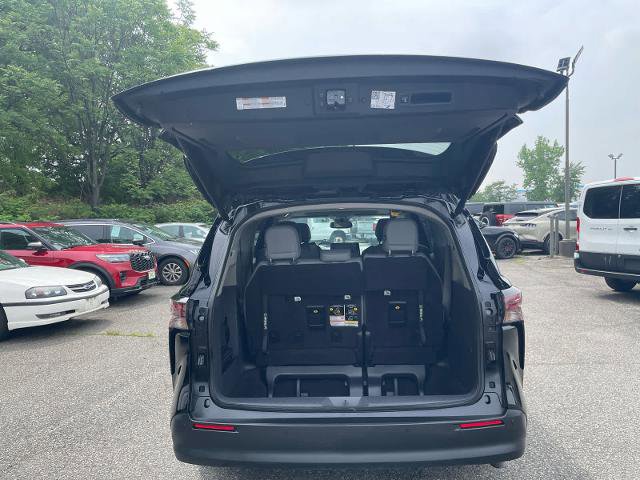 Used 2023 Toyota Sienna XLE image 9