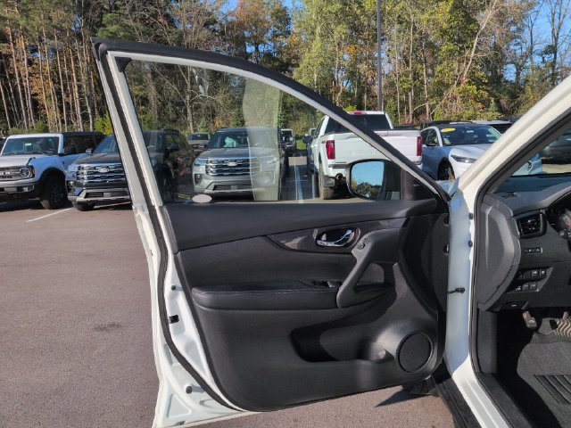 Used 2018 Nissan Rogue SV AWD/4WD image 27