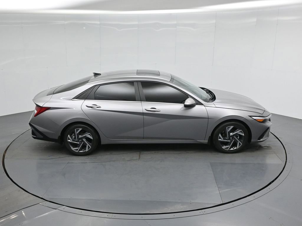 Used 2024 Hyundai Elantra Limited image 9