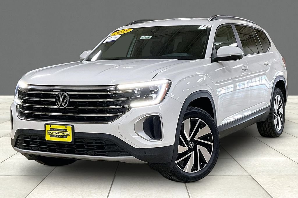 Used 2025 Volkswagen Atlas SE AWD/4WD image 2