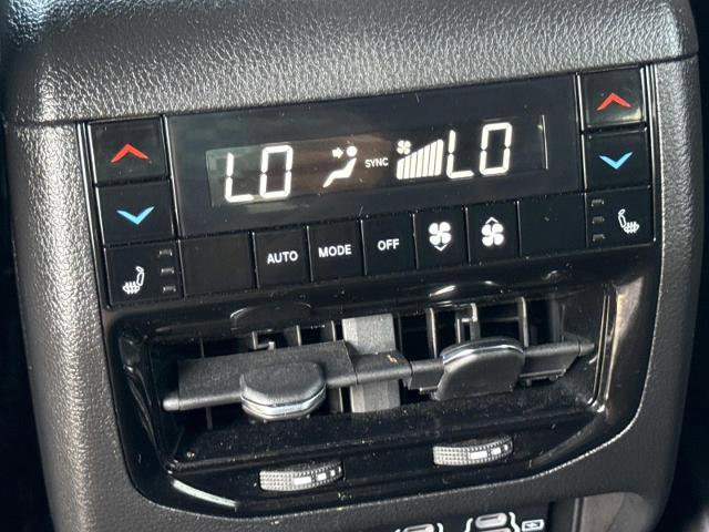 Used 2023 Jeep Grand Cherokee L Overland w/ Luxury Tech Group IV AWD/4WD image 16