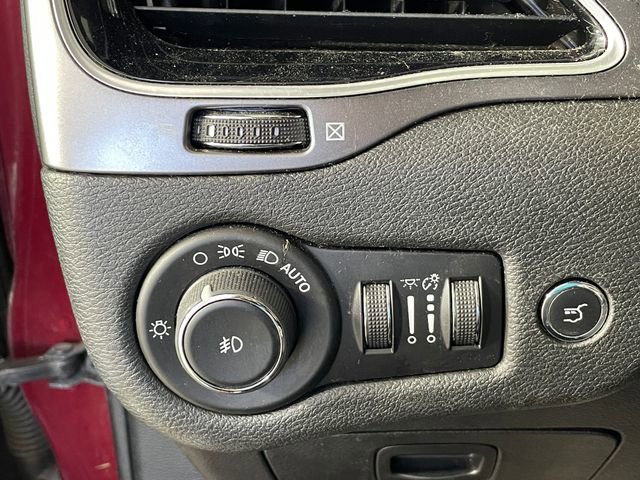 Used 2019 Jeep Cherokee Limited w/ Technology Group AWD/4WD image 7