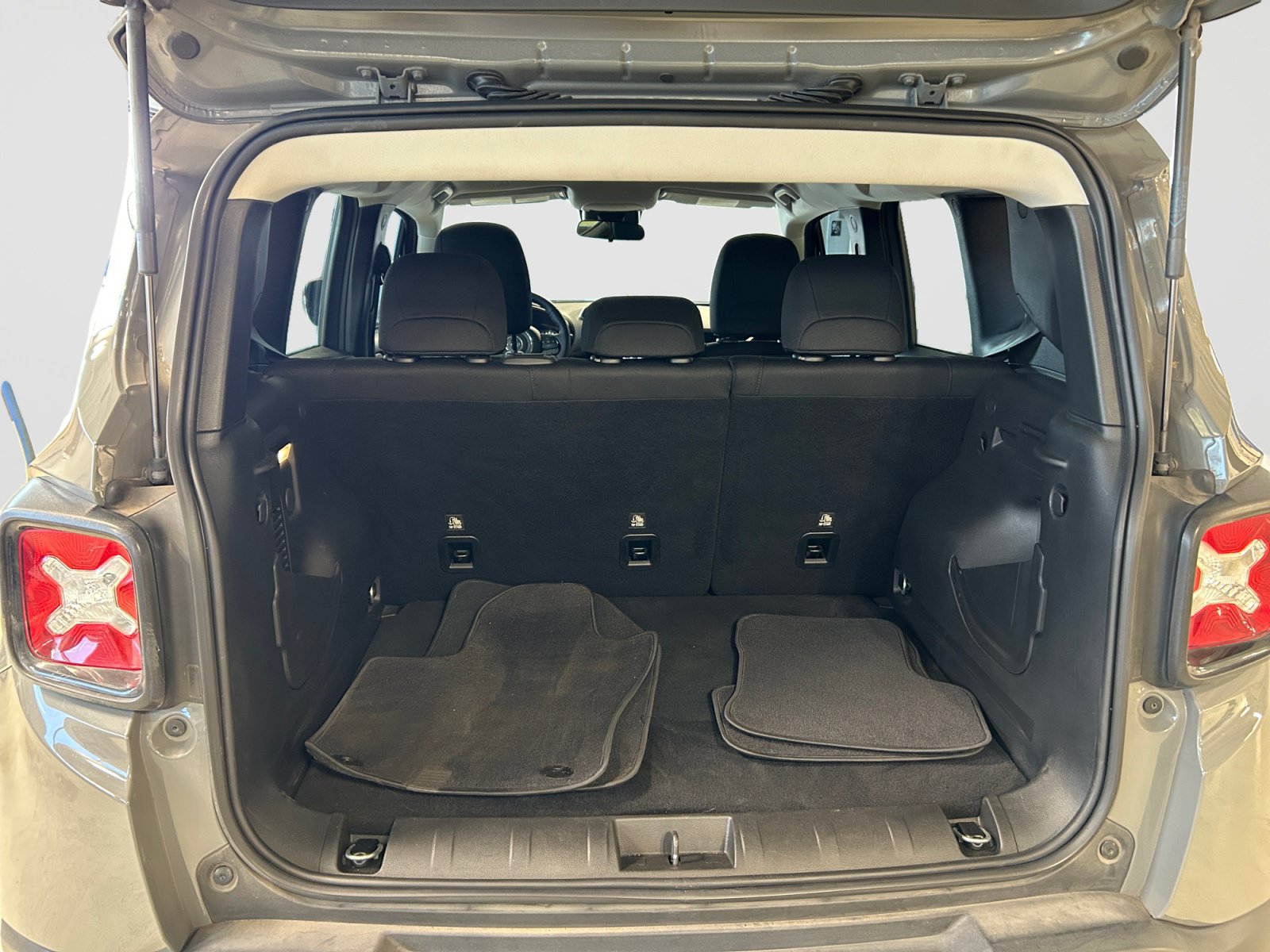Used 2020 Jeep Renegade Altitude FWD image 19