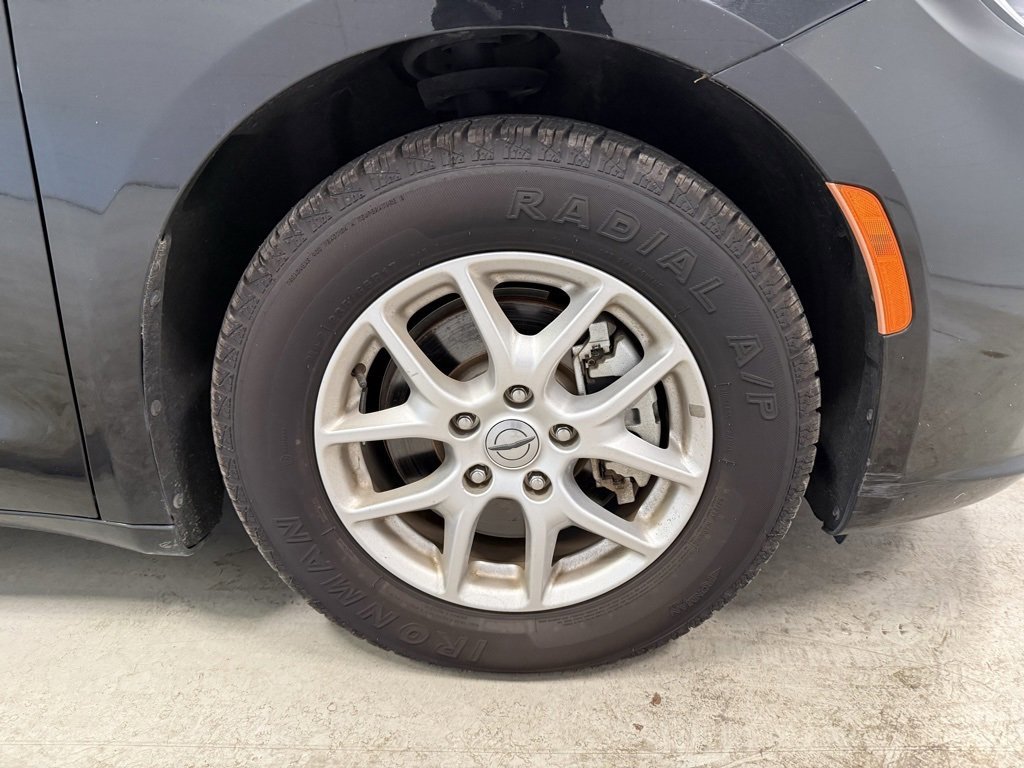 Used 2023 Chrysler Pacifica Touring-L image 12