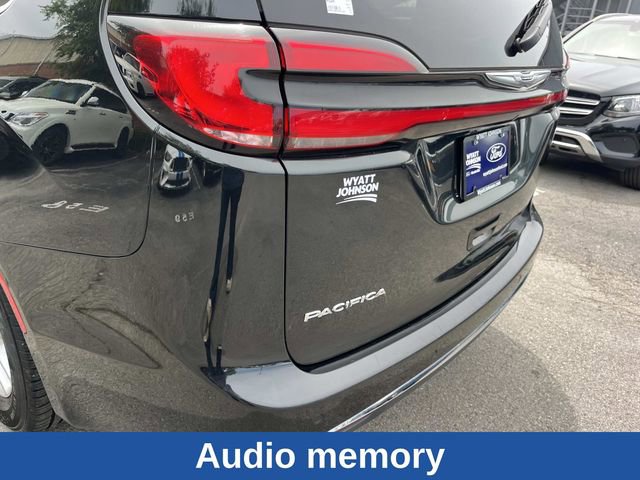 Used 2023 Chrysler Pacifica Touring-L FWD image 12