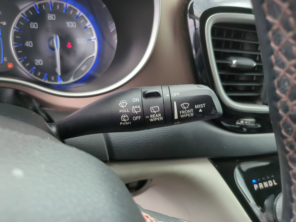 Used 2018 Chrysler Pacifica Touring-L FWD image 34