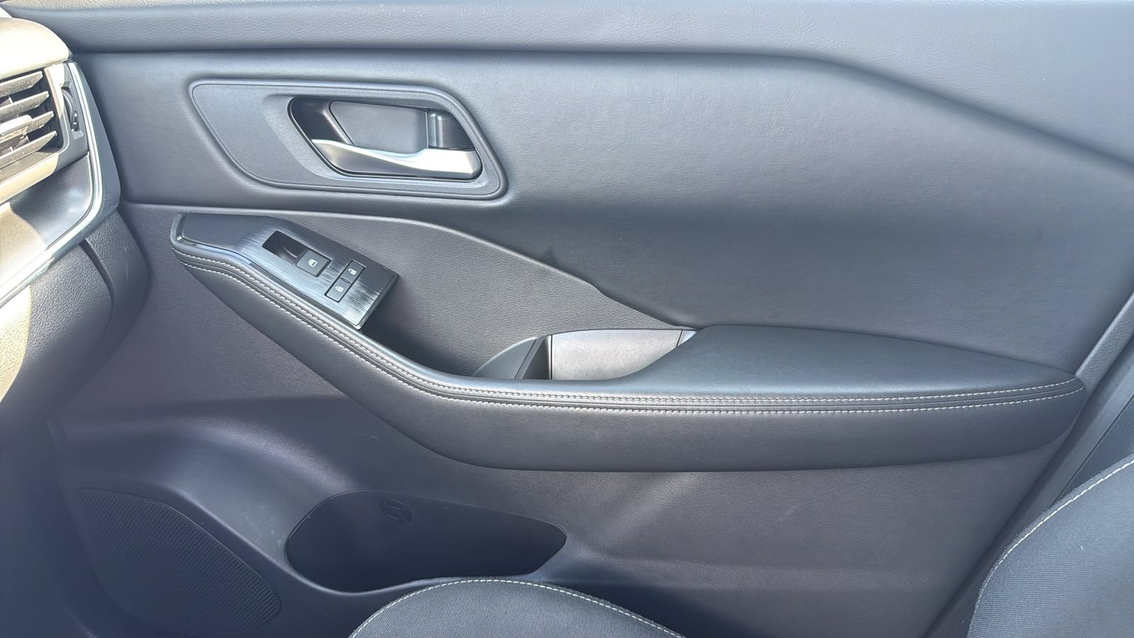 Used 2025 Nissan Rogue SV FWD image 23