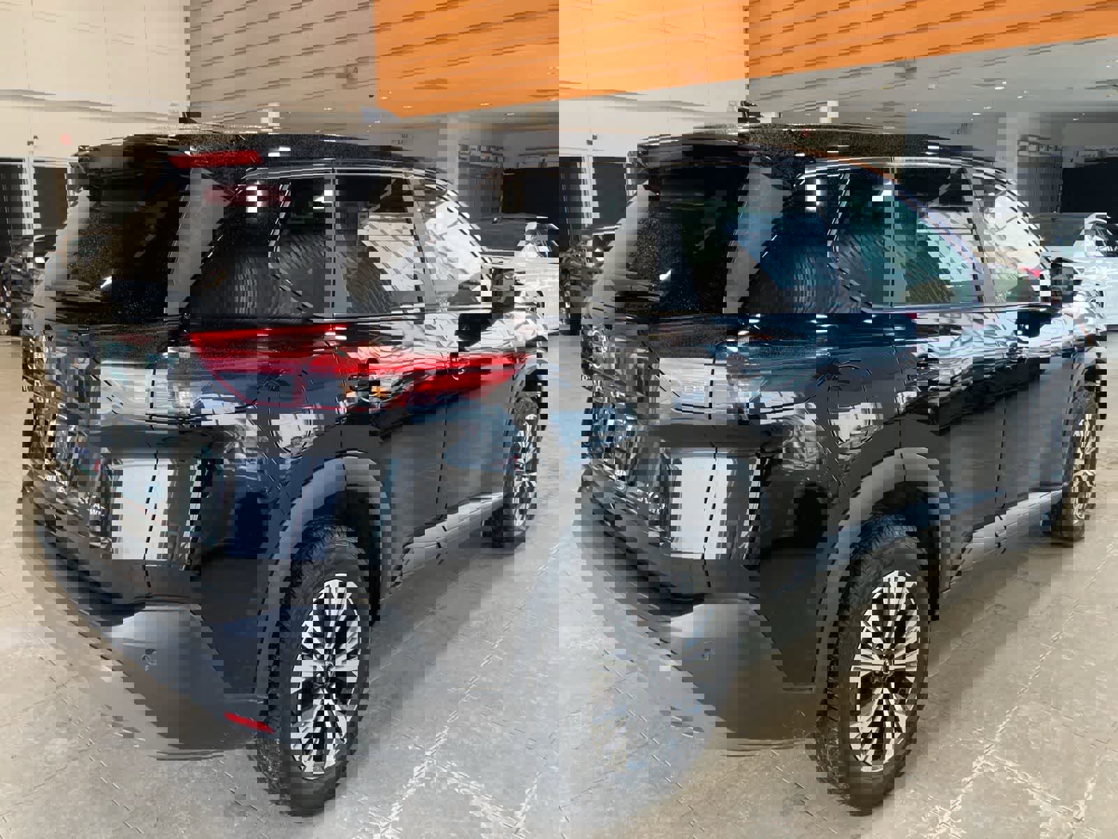 Used 2023 Nissan Rogue SV image 5