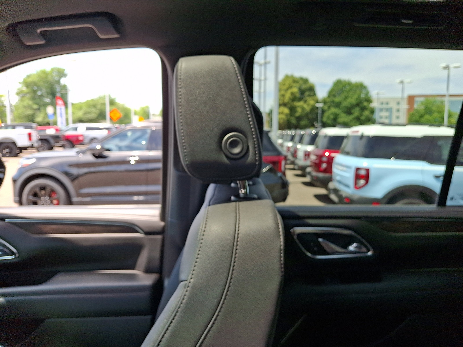 Used 2023 Chevrolet Tahoe Z71 w/ Luxury Package AWD/4WD image 16
