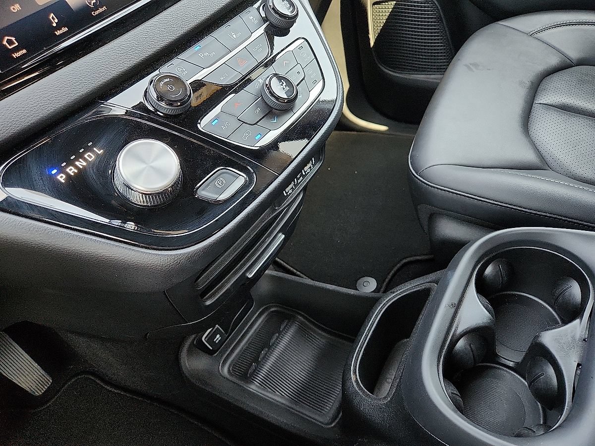 Used 2025 Chrysler Pacifica Select FWD image 12