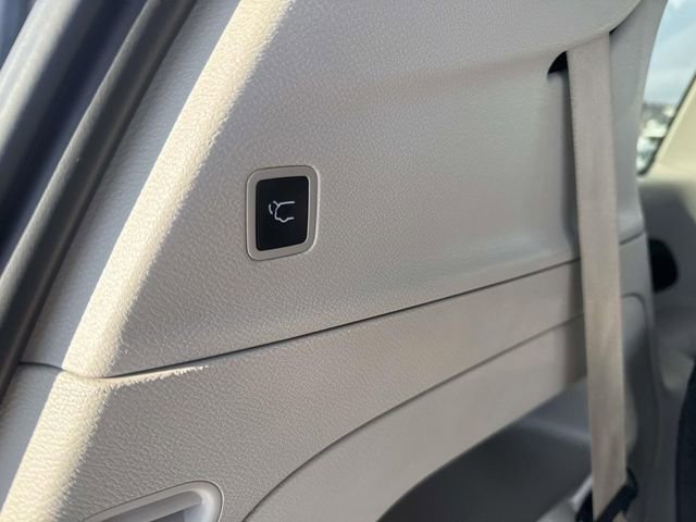 Used 2024 Chrysler Pacifica Touring-L image 7