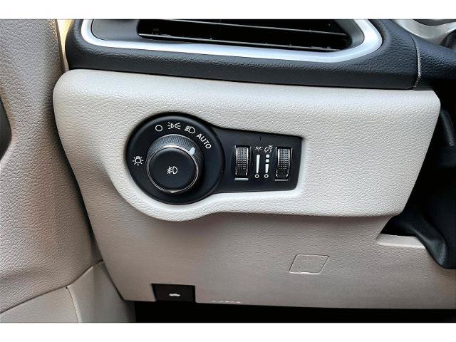 Used 2024 Chrysler Pacifica Touring-L FWD image 15