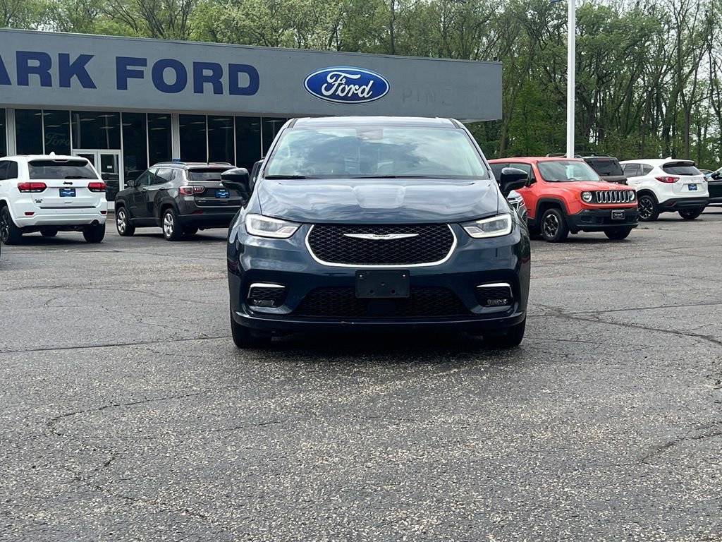 Used 2023 Chrysler Pacifica Touring-L FWD image 2