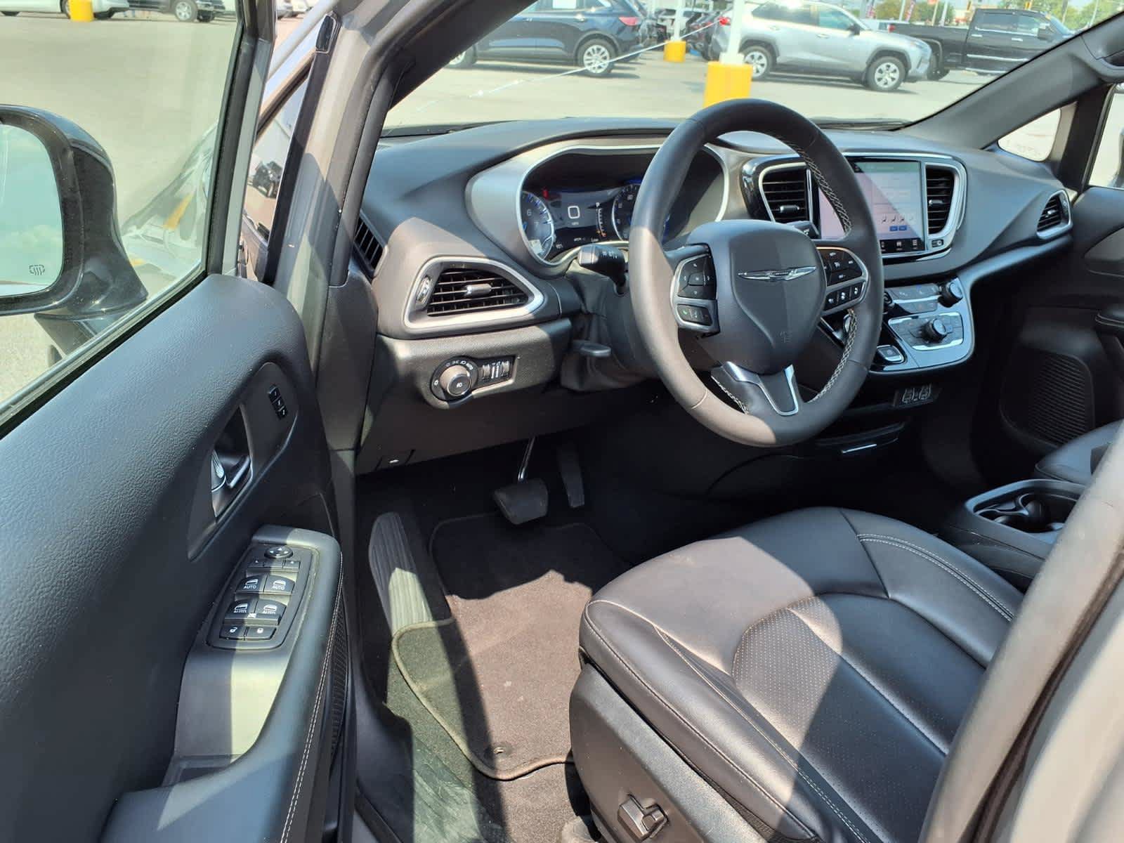 Used 2025 Chrysler Pacifica Select FWD image 5