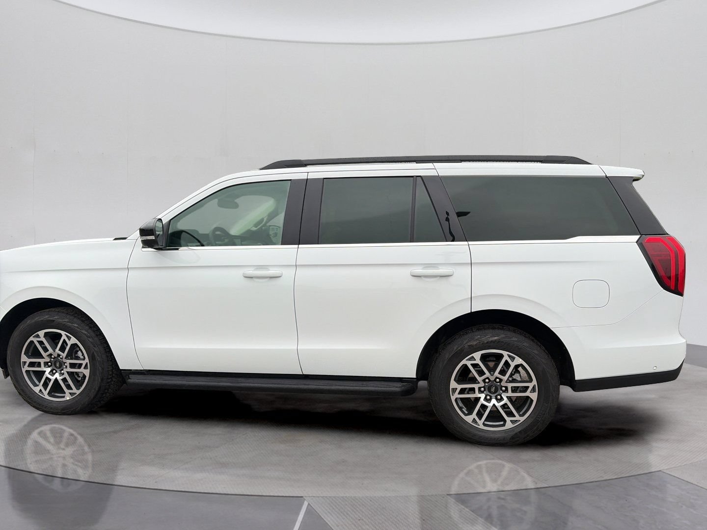 Certified 2025 Ford Expedition Active AWD/4WD image 2