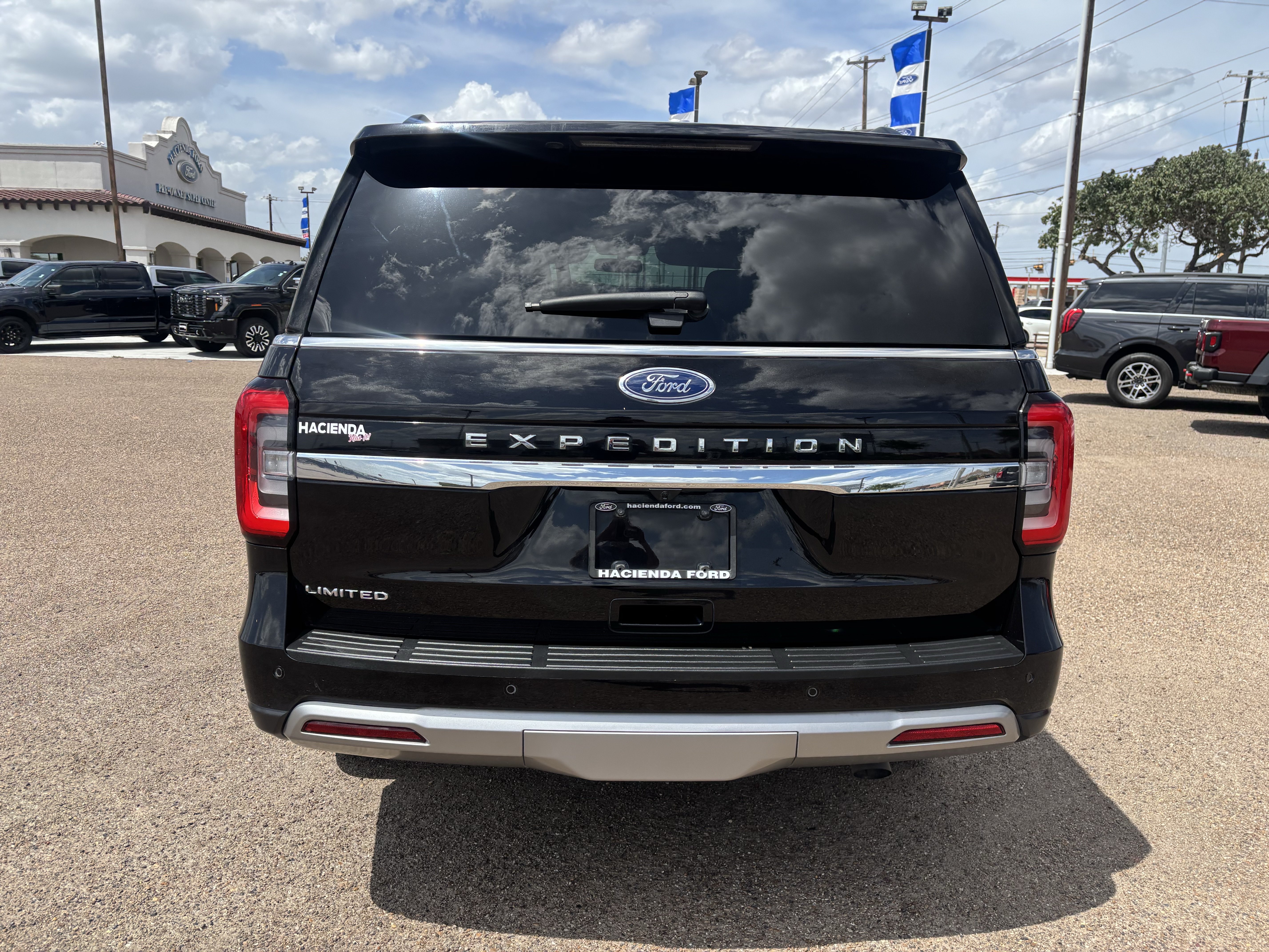 Certified 2024 Ford Expedition Limited RWD image 3